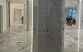 Укладка крупноформатной плитки на пол в холле в Москве
