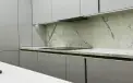 Укладка крупноформатной плитки после установки кухни в Москве